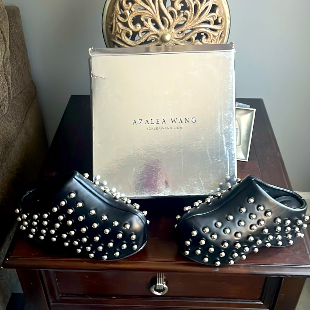 I selling clogs very comfortable never worn the size was too small